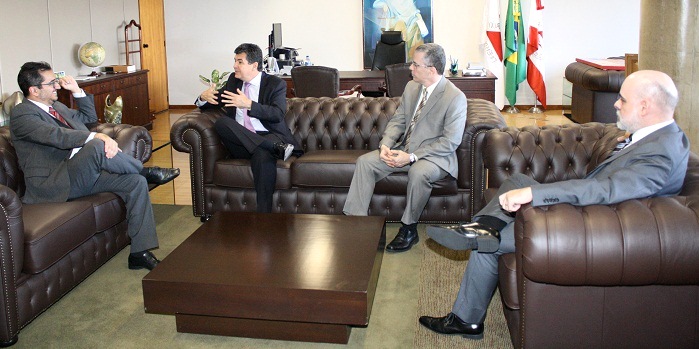 Da esq. para a dir.: o presidente do TCE mineiro, Cláudio Terrão; o procurador-geral de Justiça, Antônio Sergio Tonet; o assessor especial, procurador Denilson Feitoza e o secretário-geral, procurador João Medeiros (Foto: Karina Coutinho)
